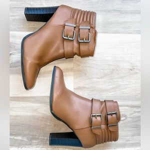 Beautiful, hardly worn neutral booties! Perfect with jeans or dressed up!